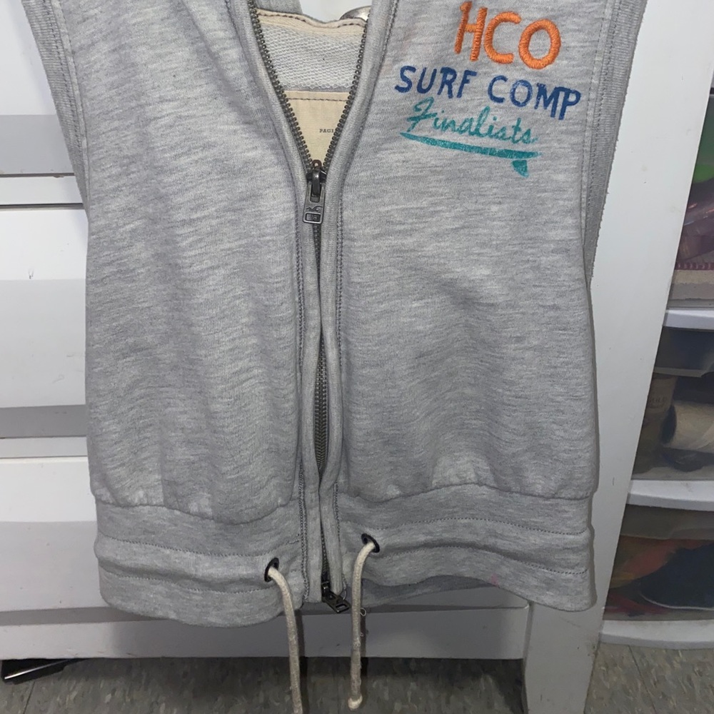 Hollister cropped sleevless jacket